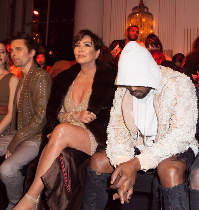 MISFORNØYD: Kanye Wests Twitter-utbrudd den siste tiden har fått flere til å bekymre seg for den psykiske helsen hans. På Balmain-visningen satt han ved siden av Muse-vokalist Matt Bellamy (ytterst t.v) og svigermor Kris Jenner. Foto: Abaca MISFORNØYD: Kanye Wests Twitter-utbrudd den siste tiden har fått flere til å bekymre seg for den psykiske helsen hans. På Balmain-visningen satt han ved siden av Muse-vokalist Matt Bellamy (ytterst t.v) og svigermor Kris Jenner. Foto: Abaca